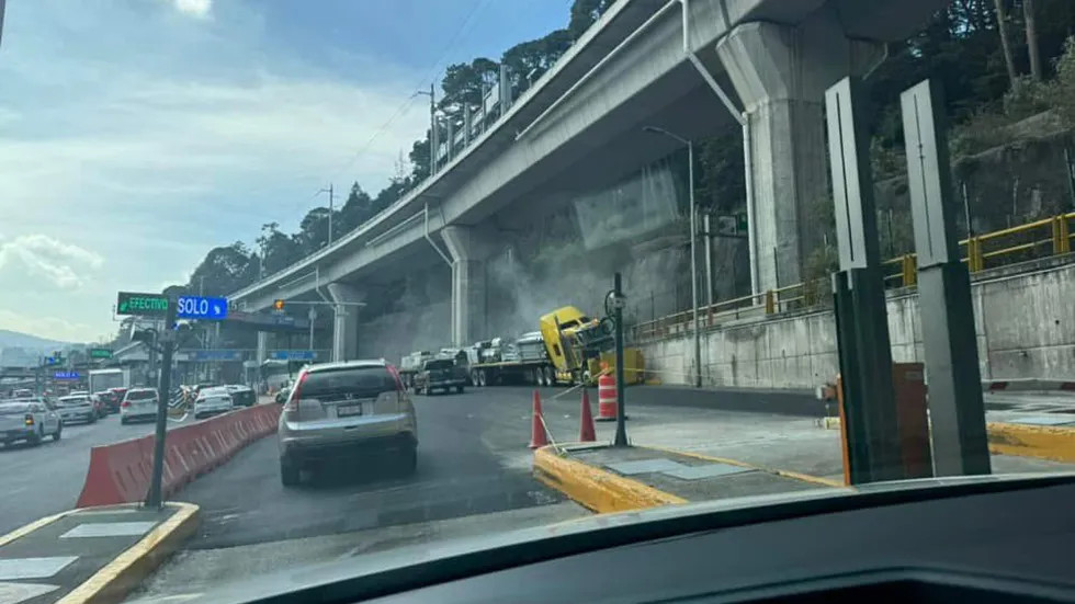 accidente-de-trailer-sobre-la-mexico-toluca