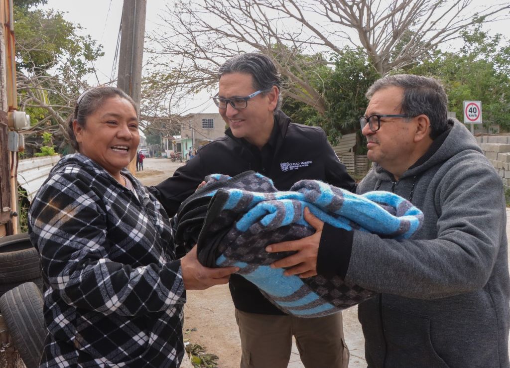 Z-1-Erasmo-entrega-mas-cobertores-a-familias-en-vulnerabilidad