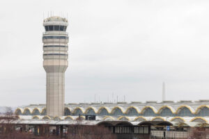 torre-de-control-del-aeropuerto-ronald-reagan-adonde-se-dirigian-el-helicoptero-y-avion-comercial-que-chocaron