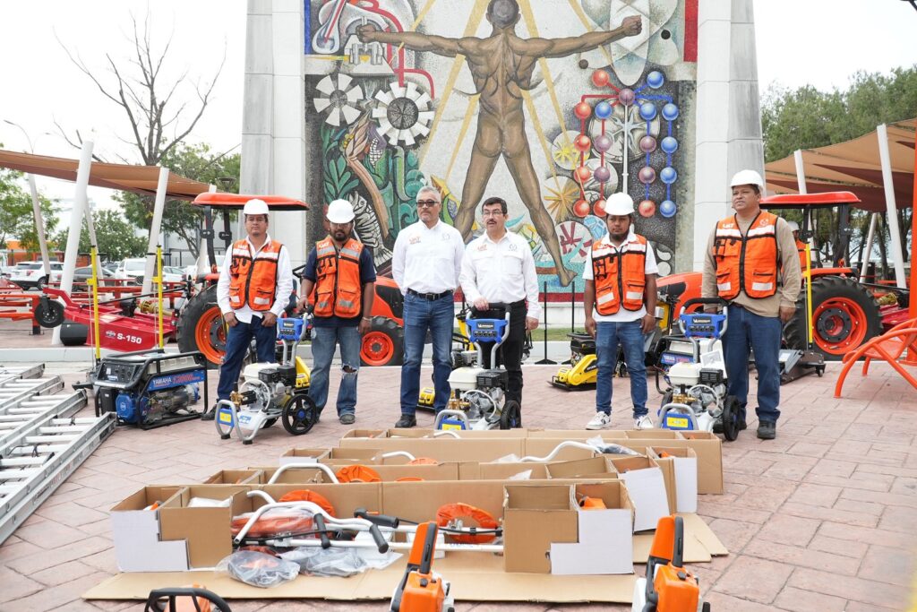 18-feb-U-1-Entrega-rector-equipo-para-el-mantenimiento-de-los-campus-de-la-UAT-1