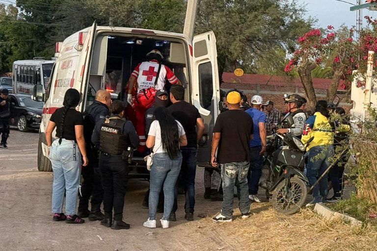 Al menos 11 muertos y 12 lesionados tras tiroteo en campo de fútbol en el centro de México