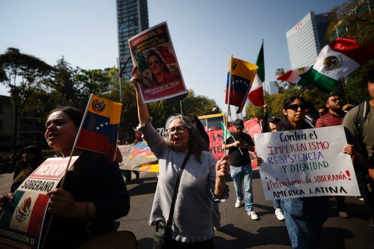 Manifestantes rechazan el imperialismo de EEUU en Venezuela y amenazas de Trump a México