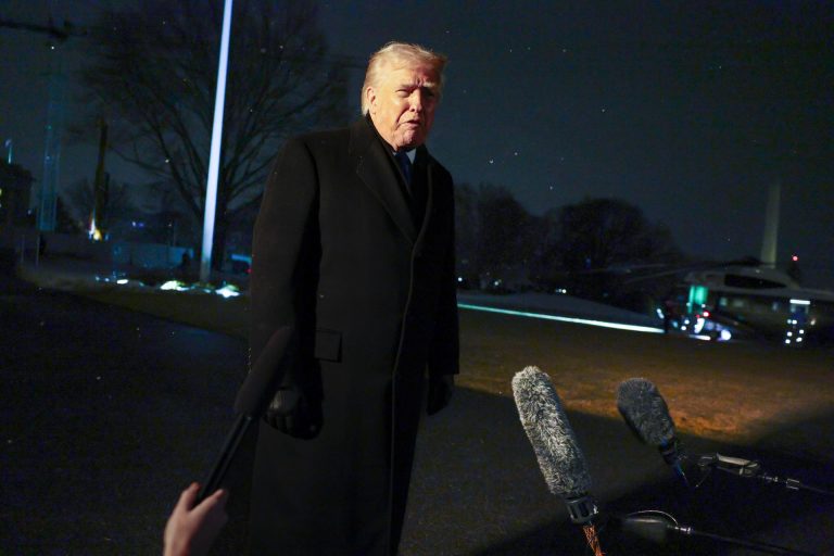 Trump dice que no pedirá disculpas por video que muestra a los Obama como simios