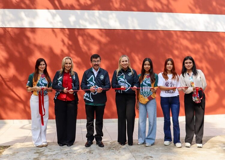 Fomenta-el-rector-Damaso-Anaya-talento-e-innovacion-en-la-FADU-1-750x533