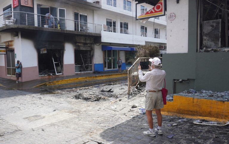 Turistas en Puerto Vallarta viven secuelas tras "secuestro" por muerte de alias El Mencho