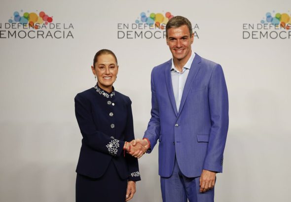 Sheinbaum ofrece México como sede de la cumbre en defensa de la democracia en 2027