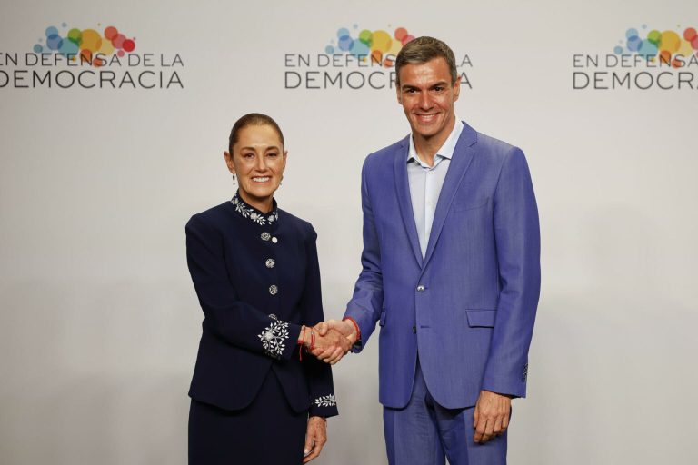 Sheinbaum ofrece México como sede de la cumbre en defensa de la democracia en 2027